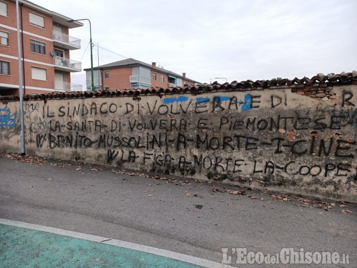 Volvera: scritte offensive rivolte al sindaco Marusich contro il muro del Ponsati