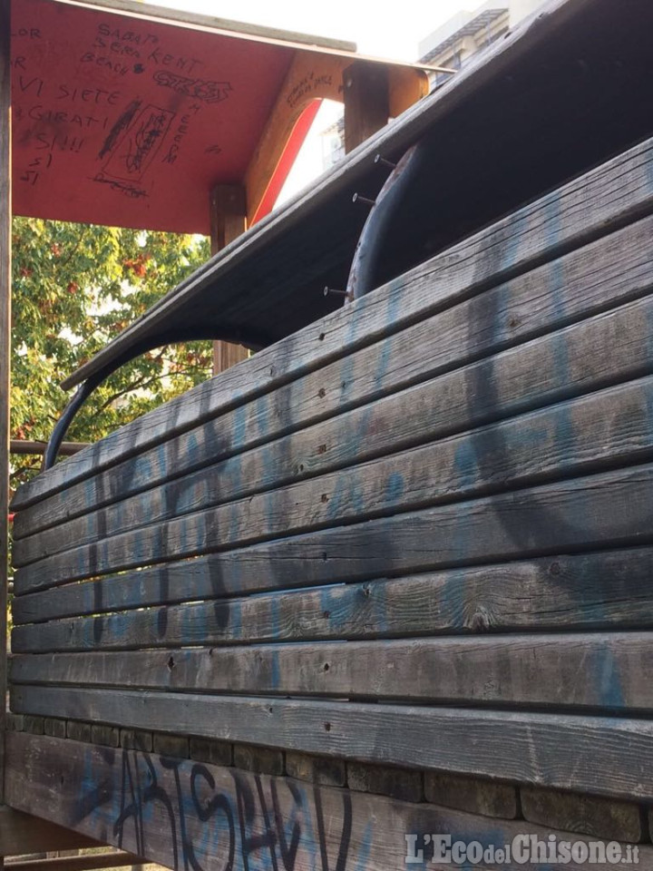 Orbassano: vandali in azione nei giardini di via Allende