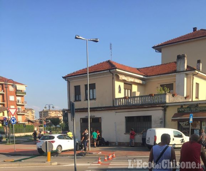 Orbassano: auto contro furgone alla rotonda della Coop di strada Piossasco