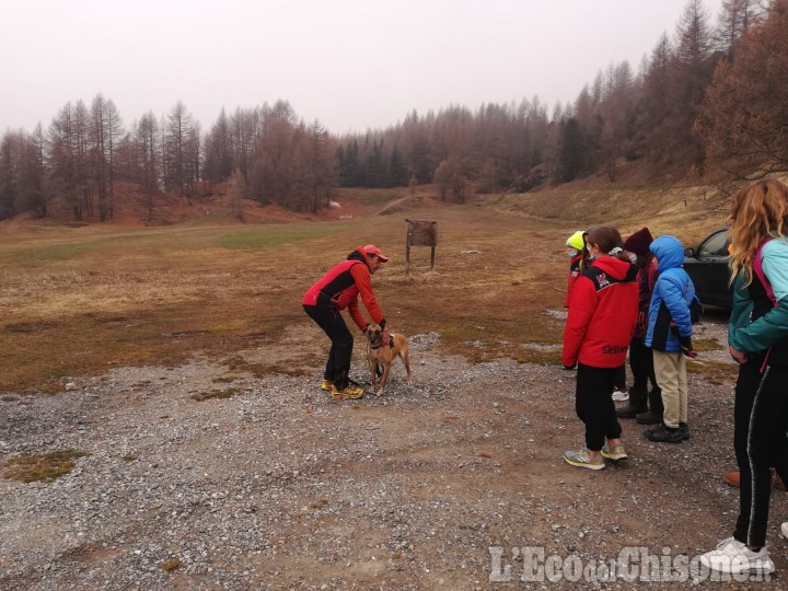 Sestriere: gli studenti delle Medie all'esercitazione di Soccorso Alpino con i cani