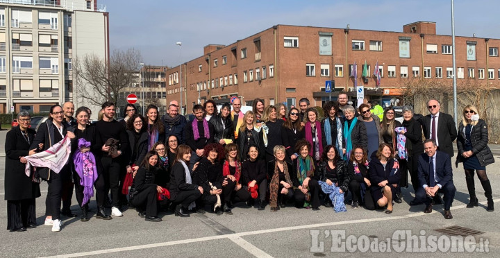 Orbassano: al san Luigi un flash mob a sostegno di tutte le donne che soffrono