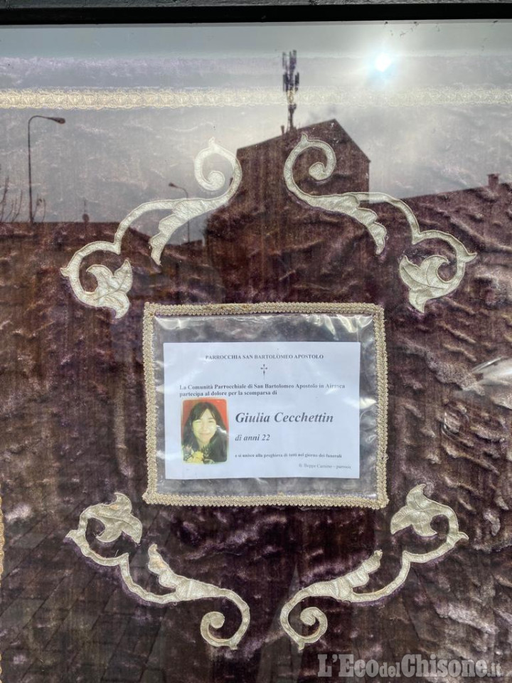 Campane a morto ad Airasca per Giulia Cecchettin nel giorno del suo funerale