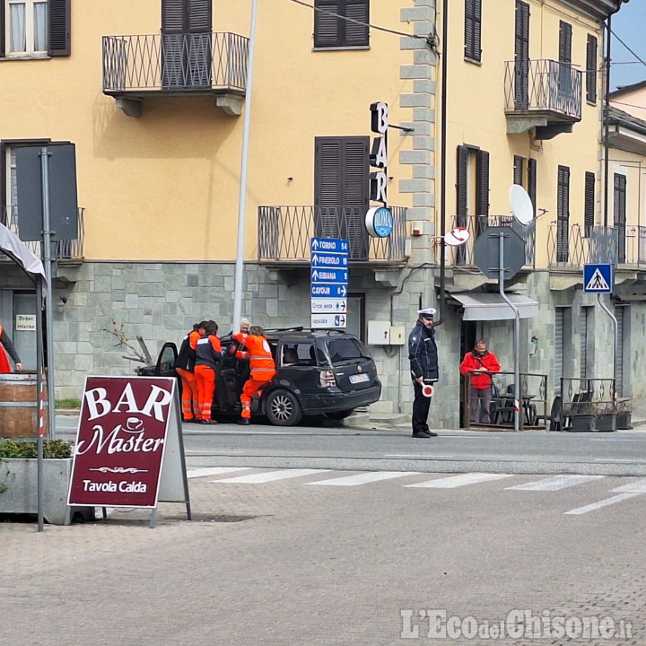 Bagnolo: incidente in centro, una persona incastrata in auto
