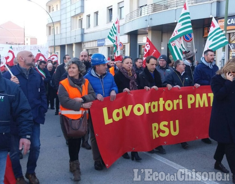 Il Pinerolese che non si arrende sfila coni lavoratori della PMT