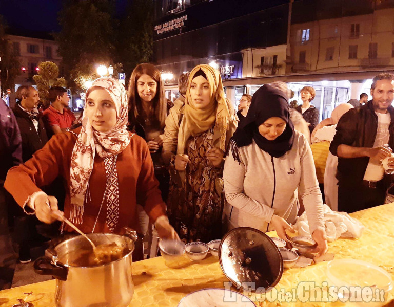 Pinerolo, Iftar in piazza: la comunità islamica si apre alla città