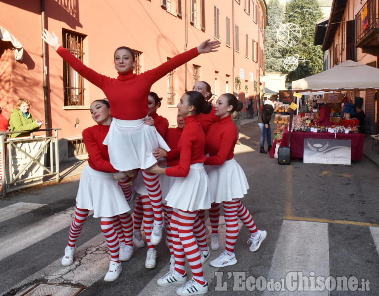 Cumiana, il mercatino con balli musica e Babbo Natale