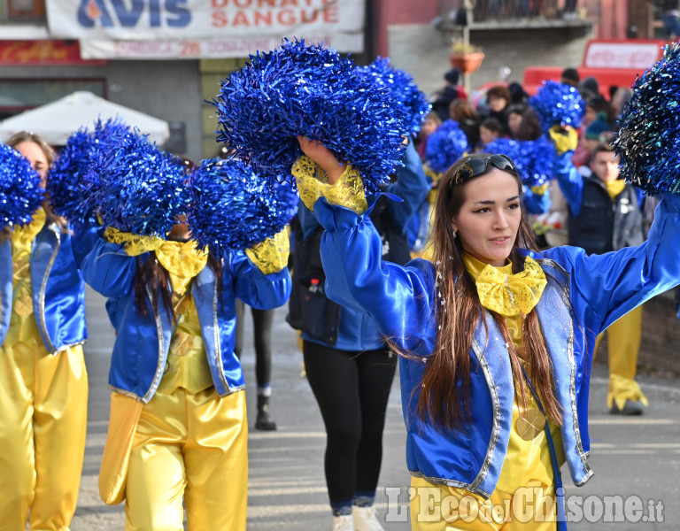 Cumiana,grande partecipazione al Carnevale con maschere e carri in piazza