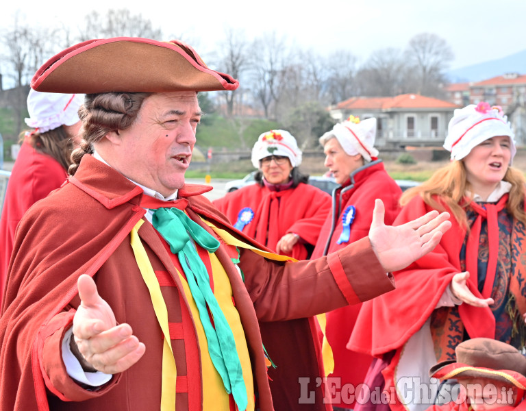 Grande partecipazione al Carnevale di Pinerolo tra maschere al pomeriggio, carri e musica in serata