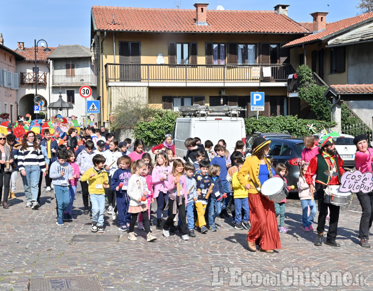 A San Secondo scuola e paese in festa per la sfilata di pupazzi vaganti 