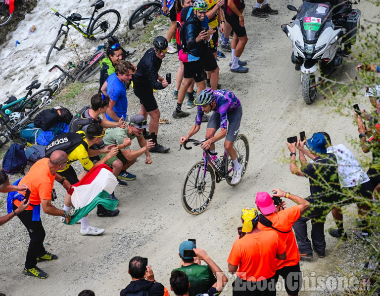 Colori ed emozioni del passaggio del Giro al Colle delle Finestre 