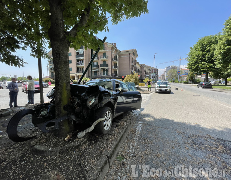 Orbassano: colta da un malore, finisce con l’auto contro un albero di via Torino