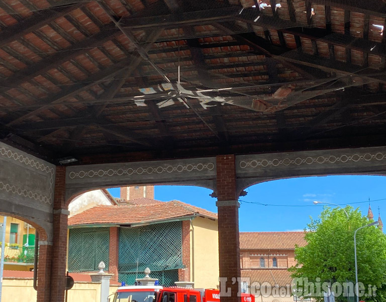 Rivalta: divelte dal vento le tegole del tetto dell'ala di piazza Bionda