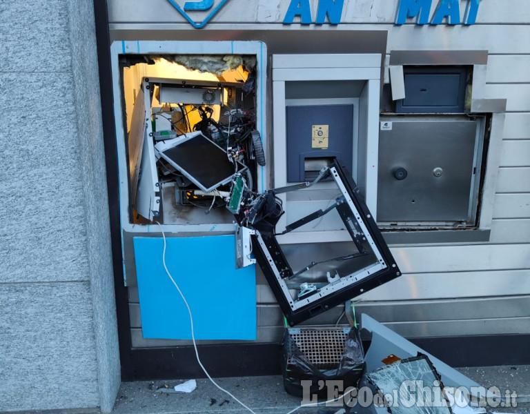 Giaveno: fanno saltare il bancomat e fuggono con un bottino di 30mila euro