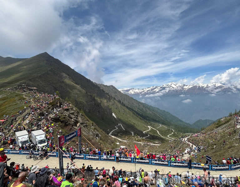 Giro d'Italia, spettacolare folla al Finestre ed a Sestriere e' ribaltone Yates