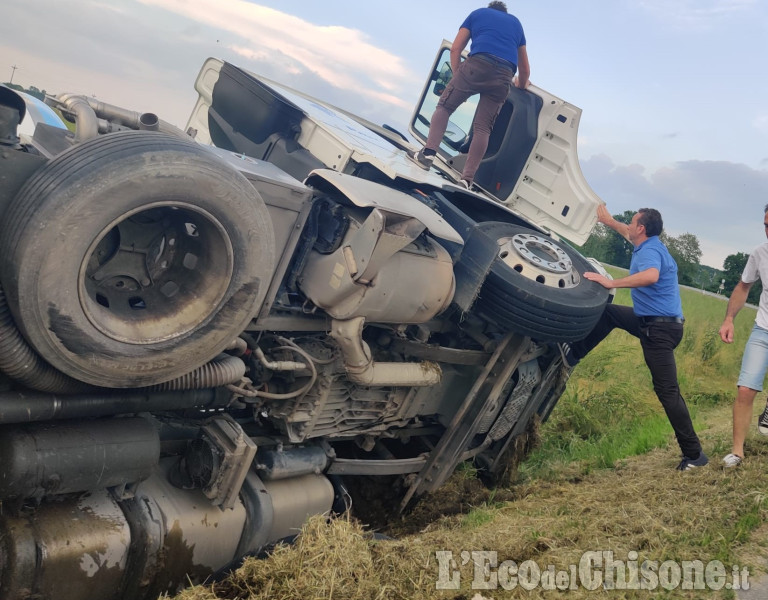 Tir fuori strada tra Cardè e Villafranca, illeso il conducente