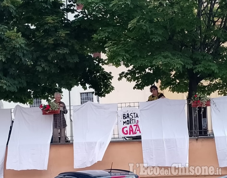 Lenzuola contro la strage di innocenti a Gaza