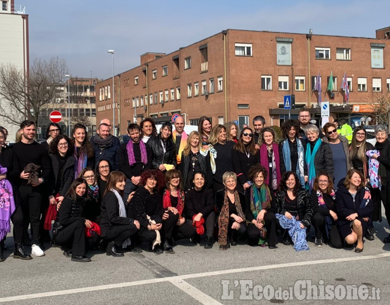 Orbassano: al san Luigi un flash mob a sostegno di tutte le donne che soffrono