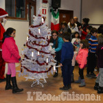 Prarostino i bambini addobbano l&#039;albero di Natale