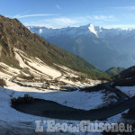 Colle delle Finestre: il buongiorno dalla vetta ed inizia la risalita del pubblico