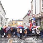 L&#039;Italia che resiste: la catena umana al municipio di Pinerolo