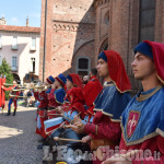Pinerolo:Per la fiera gli sbandieratori di Asti e i giochi per bambini in piazza
