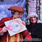 Pinerolo la Befana consegna la targa "Custode delle cose Belle"a Gianduja 