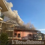Candiolo: tetto in fiamme in via Primo Maggio, Vigili del fuoco al lavoro