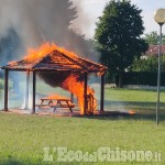 Rivalta: vandali 15enni al parco del castello, danno fuoco a un gazebo di legno