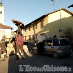 Lombriasco: un muro “abbattuto” dal vento piomba su un’auto in transito