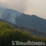 Incendio sui Tre Denti: una fitta coltre di fumo avvolge Cumiana e la Val Noce