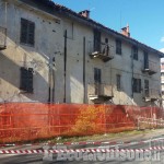 Vento a Pinerolo: strada transennata ad Abbadia per il fabbricato pericolante