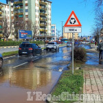 Beinasco: si rompe un tubo dell'acqua, disagi in strada Torino a Fornaci