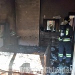 Cavour: incendio nella camera da letto, pensionato salvato dai Vigili del fuoco e trasportato d'urgenza in ospedale