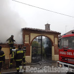 Osasio: auto e tettoia in fiamme in via Breme, l'intervento dei Vigili del fuoco