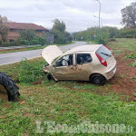 Rivalta: auto fuori strada si ribalta nei campi, conducente ferito