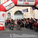 L&#039;abbraccio di Vigone per Davide Nicola al termine del lungo viaggio in bici da Crotone