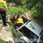 Casalgrasso: sbaglia manovra e finisce in un canale, anziana estratta (illesa) dall'auto