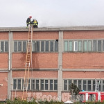 Volvera: fiamme sul tetto durante i lavori di catramatura, l’intervento dei Vigili del fuoco