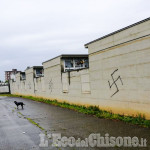 Beinasco: blitz neonazista nella notte, svastiche sui muri del camposanto comunale
