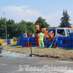 None: camion perde bottiglie alla rotonda di via Roma