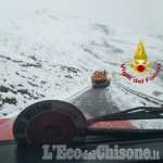 Auto bloccate dalla neve sul colle dell'Agnello, l'intervento dei Vigili del fuoco di Saluzzo