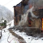 Angrogna: legnaia in fiamme, Vigili del fuoco in azione