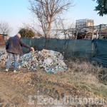 None: alimentari scaduti abbandonati vicino a un orto, la Polizia Municipale non può intervenire 