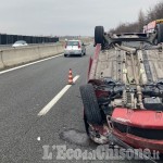 Auto contro guard-rail, poi si ribalta sulla Torino-Pinerolo: ferita 27enne