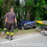 Revello: auto fuori strada cappotta nel bosco, ferita una donna