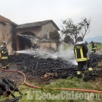 Campiglione Fenile: fiamme in una legnaia, i Vigili del fuoco domano il rogo