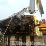Beinasco, camion contro un pilone sulla Torino-Pinerolo: muore il conducente, due feriti al Cto