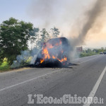 Fieno in fiamme, l&#039;agricoltore sgancia il rimorchio tra Frossasco e Cumiana