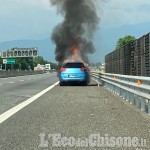 Riva di Pinerolo: auto in fiamme sull'autostrada, disagi per la circolazione