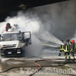 Pinerolo: camion Acea in fiamme, problemi alla circolazione